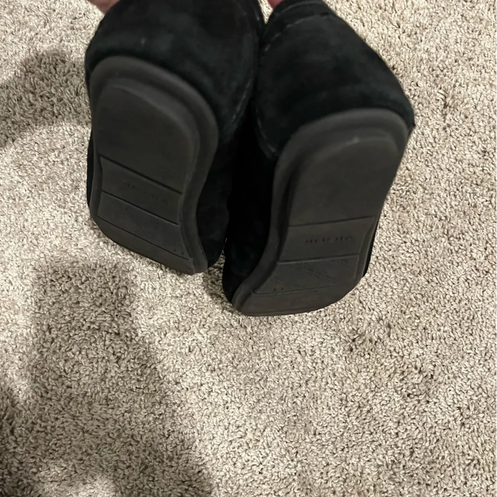 Vionic black suede Mesa loafers with gunmetal/muted silver chain accent